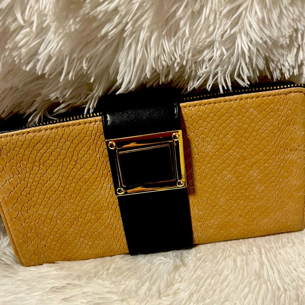 Aldo  Clutch.
